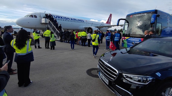 Teile der türkischen Nationalmannschaft steigen am Flughafen in Hannover aus dem Flugzeug. © NDR Foto: Kristin Häfemeier