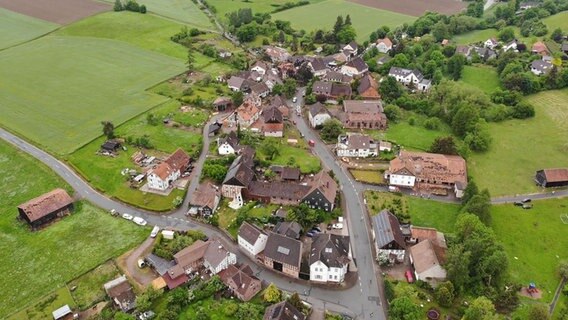 Eine Luftaufnahme zeigt abgedeckte Häuserdächer in Stadtoldendorf. © Feuerwehr Stadtoldendorf 