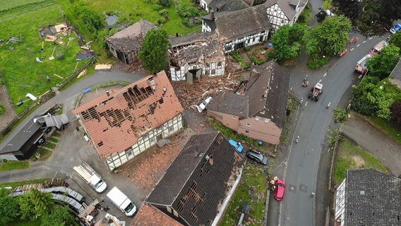 Eine Luftaufnahme zeigt abgedeckte Häuserdächer in Stadtoldendorf. © Feuerwehr Stadtoldendorf 