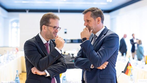 Klaus Müller (links), Präsident der Bundesnetzagentur, unterhält sich kurz vor Beginn der Herbsttagung der Energieminister der Länder mit Olaf Lies (SPD), Umweltminister von Niedersachsen. © dpa Foto: Moritz Frankenberg