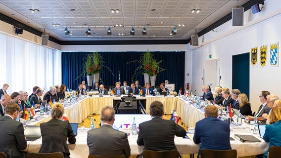 Politikerinnen und Politiker sitzen bei der Herbsttagung der Energieminister der Länder zusammen. © dpa Foto: Moritz Frankenberg