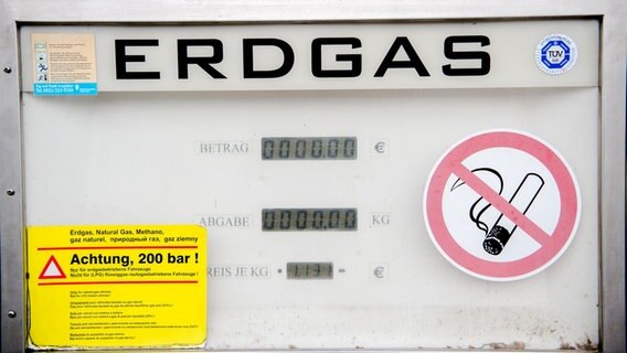 Die Anzeige einer Tankstation für Erdgas. © dpa Foto: Finn Winkle
