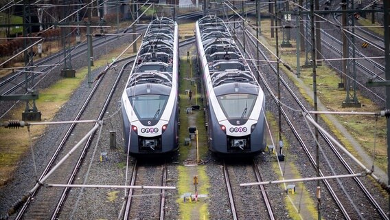Züge des Unternehmens Enno stehen auf Abstellgleisen des Bahnhofs in Wolfsburg. © picture alliance/photothek/Leon Kuegeler Foto: Leon Kuegeler