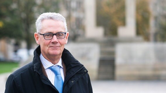 Niedersachsens Antisemitismusbeauftragter Franz Rainer Enste steht am Holocaust-Mahnmal am Opernplatz in Hannover. © Julian Stratenschulte/dpa Foto: Julian Stratenschulte/dpa