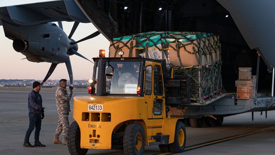 Mit einem Gabelstapler werden Hilfsgüter aus einem Airbus ausgeladen. Sie kommen in der Türkei in Incirlic nach dem schweren Erdbeben zum Einsatz. © Bundeswehr 