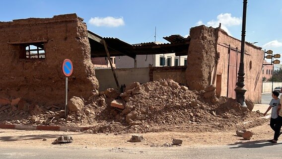 Nach dem Erdbeben wurden Trümmer auf den Straßen Marokkos verstreut.  © Henning Zelmer 