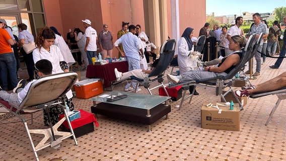 Realizzazione di una postazione per la donazione del sangue in una strada dopo il violento terremoto che ha colpito il Marocco.  © Henning Zelmer 
