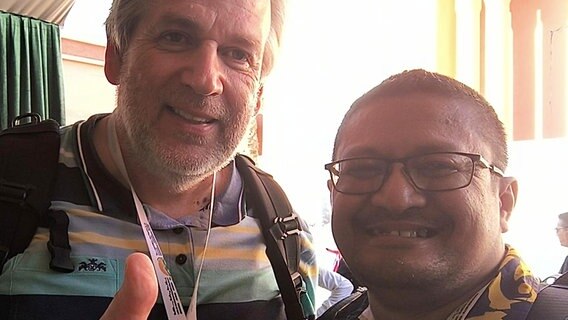 Henning Zellmer, director of the Braunschweiger Geopark Support Association office, and his Indonesian colleague and friend Adji Ahmad Ridwan take a selfie.  © Henning Zelmer 