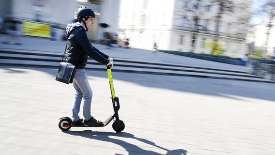 Ein Mann fährt auf einem "E-Scooter". © picture alliance/APA/picturedesk.com Foto: HANS KLAUS TECHT