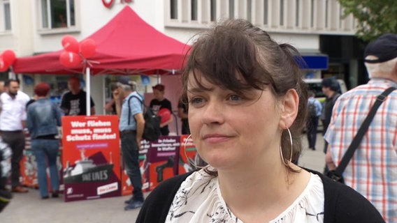 Marianne Esders steht in der Innenstadt von Hannover. © NDR Foto: Annette Deutskens