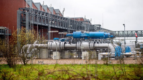 Auf dem Gelände der Speicherstation Etzel in Friedeburg stehen technische Anlagen, die für die Einlagerung von Erdgas in Kavernen genutzt werden. © dpa Foto: Hauke-Christian Dittrich