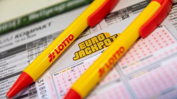 Kugelschreiber liegen auf einem Lottoschein. © picture alliance/dpa Foto: Patrick Seeger