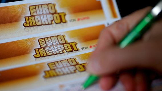 Ein Mann füllt einen Eurojackpot-Lotterieschein aus. © dpa / dpa-Zentralbild Foto: Monika Skolimowska