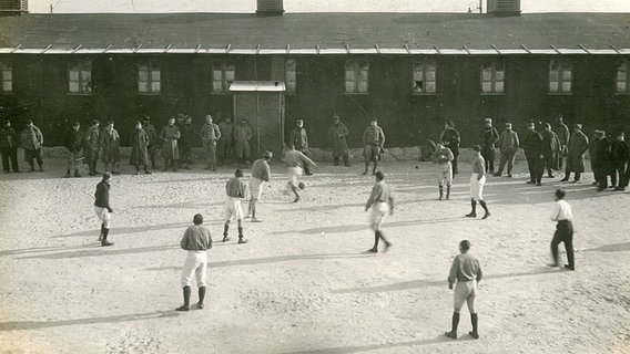 Kriegsgefangene im niedersächsischen Lager Haaßel bei Selsingen. © europeana1914-1918 / Everett Sharp, Oxford University 