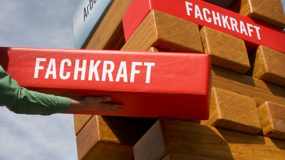 Auf einer Demonstration vor dem Arbeitsministerium wird ein Turm aufgebaut, der den Fachkräftemangel symbolisieren soll. © dpa-Bildfunk Foto: tephanie Pilick