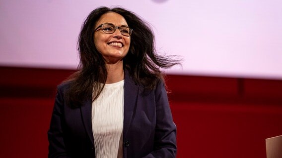 Yasmin Fahimi bei der Wahl zur Vorsitzenden des DGB. © Fabian Sommer/dpa Foto: Fabian Sommer