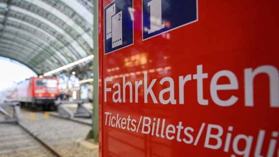 Ein Fahrkartenautomat steht in einem Hauptbahnhof. © picture alliance/dpa/Robert Michael Foto: Robert Michael