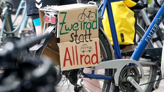 An einem Fahrrad hängt ein Protestschild. © Picture Alliance/dpa/Roland Weihrauch Foto: Roland Weihrauch