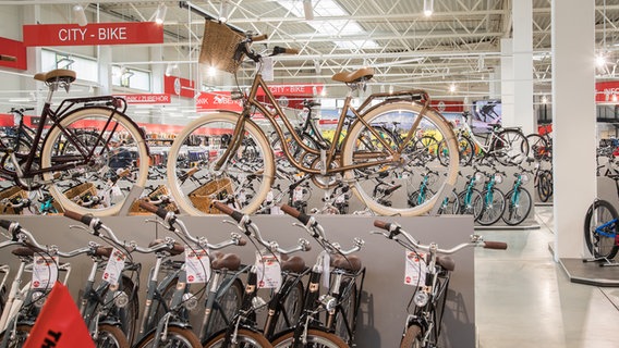 Zahlreiche Fahrräder werden in einem Fahrradladen zum Verkauf angeboten. © picture alliance/dpa-tmn | Christin Klose Foto: Christin Klose