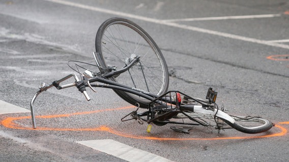 Ein zerstörtes Fahrrad liegt nach einem Unfall auf der Straße. © picture alliance/dpa Foto: Arnulf Stoffel