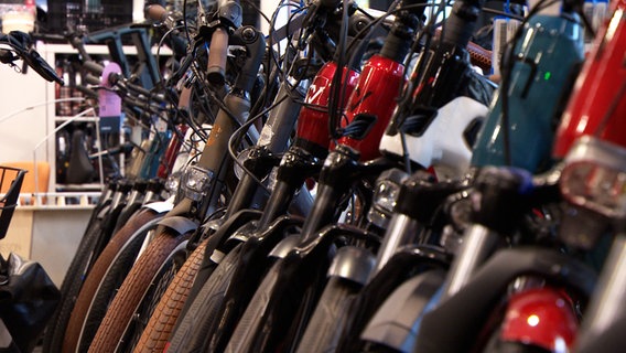 E-Bikes stehen in einer Reihe. © NDR 