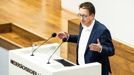 FDP-Fraktionsvorsitzender Stefan Birkner steht am Rednerpult des Niedersächsischen Landtags. © picture alliance / Fotostand | Fotostand / Matthey Foto: Fotostand / Matthey