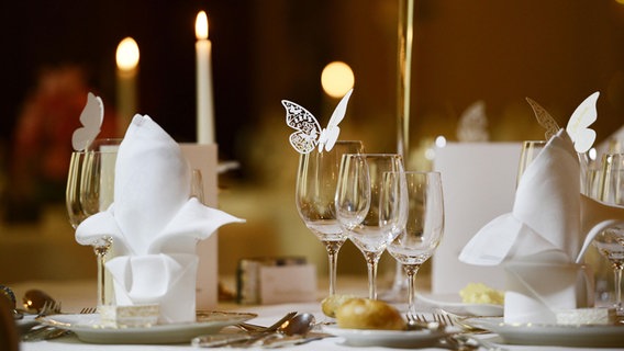 Festlich gedeckter Tisch einer Hochzeitsfeier. © picture alliance/imageBROKER Foto: Tommy Seiter