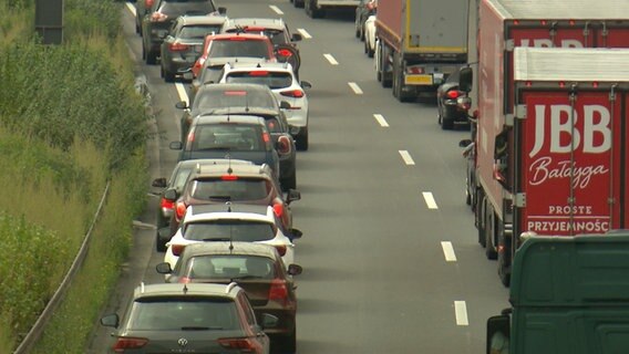 Auf einer Autobahn staut sich der Verkehr. © NDR 