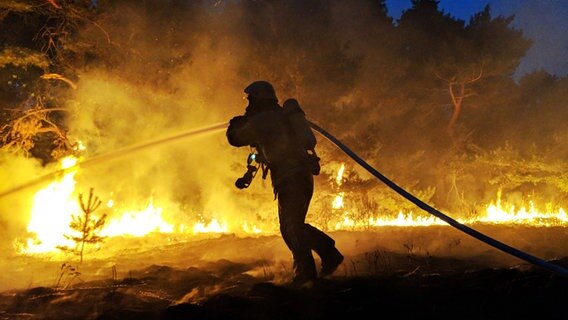 Ein Feuerwehrmann bei Löscharbeiten bei einem Waldbrand. © picture alliance/dpa/Alexander Weis Foto: Alexander Weis
