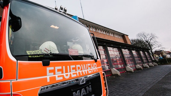 Ein Feuerwehrauto steht vor einem Feuerwehrhaus. © NDR Foto: Julius Matuschik
