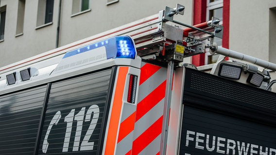 Ein Blaulicht leuchtet an der Rückseite eines Feuerwehrautos. © NDR Foto: Julius Matuschik