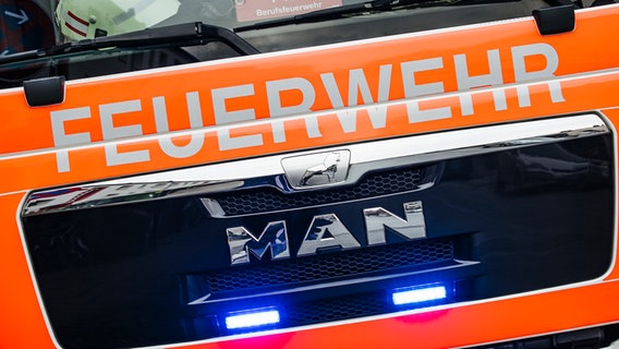 Eine Fahrzeugfront mit der Aufschrift Feuerwehr. © NDR Foto: Julius Matuschik