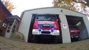 Ein Fahrzeug der Feuerwehr fährt aus einer Garage. © NDR 