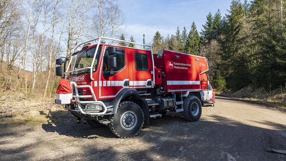 Ein Feuerwehrfahrzeug fährt durch ein Waldgebiet. © Niedersächsisches Ministerium für Inneres und Sport 