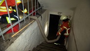 Die Feuerwehr pumpt einen Keller aus. © NDR 