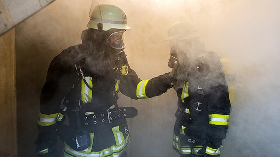 Feuerwehrmänner in verrauchtem Gebäude © Fotolia.com Foto: benjaminnolte