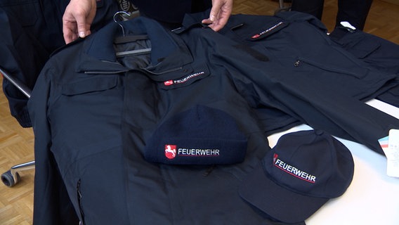 Neue Feuerwehruniformen werden präsentiert. © NDR 