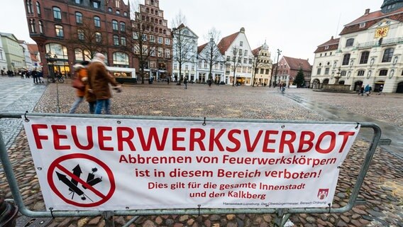 Ein Banner in der Altstadt von Lüneburg weist eine Zone aus, in der das Anzünden von Feuerwerk untersagt ist. © picture alliance/dpa | Philipp Schulze Foto: Philipp Schulze