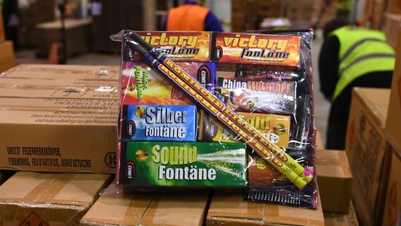 Eine Verpackung mit Feuerwerk in der Lagerhalle der Comet Feuerwerk GmbH. © picture alliance/dpa/Carmen Jaspersen Foto: Carmen Jaspersen