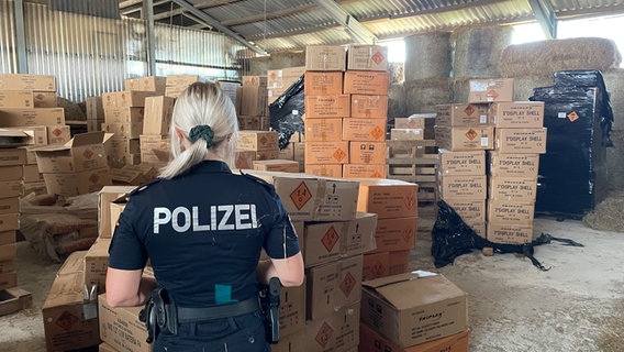 Eine Polizistin steht in einem Lager mit illegaler Pyrotechnik. © Polizeidirektion Osnabrück 