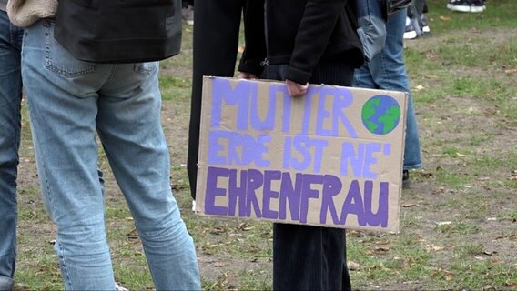 Demonstranten auf einer Fridays for Future Demo. © Nord-West-Media TV 