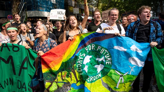 Demonstranten der Bewegung Fridays for Future protestieren. © picture alliance/dpa | Marius Becker Foto: Marius Becker