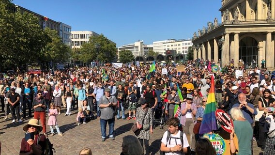 In Hannover kamen zur Demo von "Fridays for Future" nach Polizeiangaben rund 3.300 Menschen zusammen. © NDR Foto: Jan-Christoph Scholz