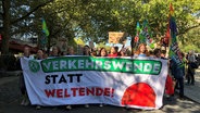 In Hannover kamen zur Demo von "Fridays for Future" nach Polizeiangaben rund 3.300 Menschen zusammen. © NDR Foto: Jan-Christoph Scholz