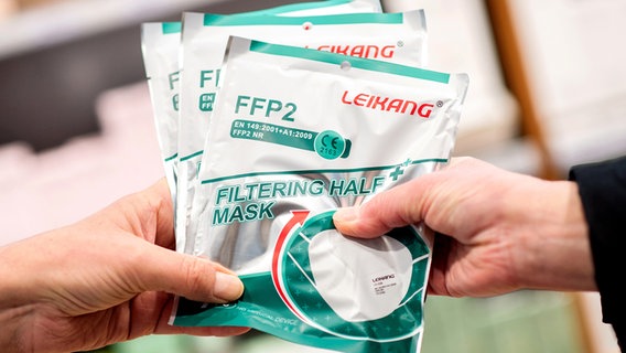 Eine Apothekerin gibt einer älteren Kundin mehrere FFP2-Atemschutzmasken. © dpa-Bildfunk Foto: Hauke-Christian Dittrich
