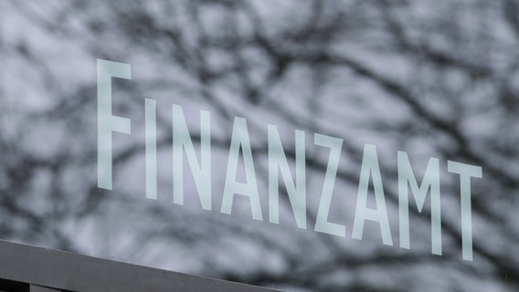 Der Schriftzug Finanzamt ist an einer Scheibe am Eingang eines Gebäudes angebracht. © picture alliance / dpa | Bernd Weißbrod Foto: Bernd Weißbrod