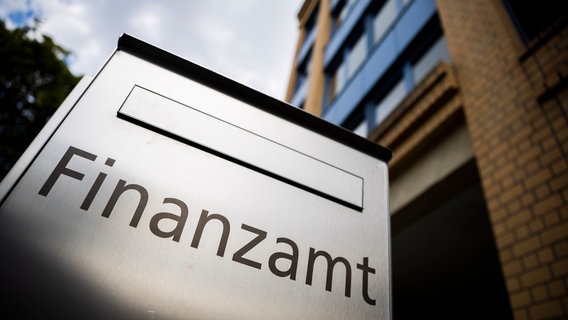 Ein Briefkasten mit dem Schriftzug Finanzamt. © picture alliance / dpa | Christoph Soeder Foto: Christoph Soeder