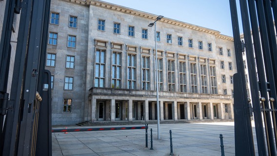 Das Tor zum Bundesministerium der Finanzen steht offen. Das Tor zum Bundesministerium der Finanzen steht offen. © dpa-Bildfunk Foto: Christophe Gateau/dpa