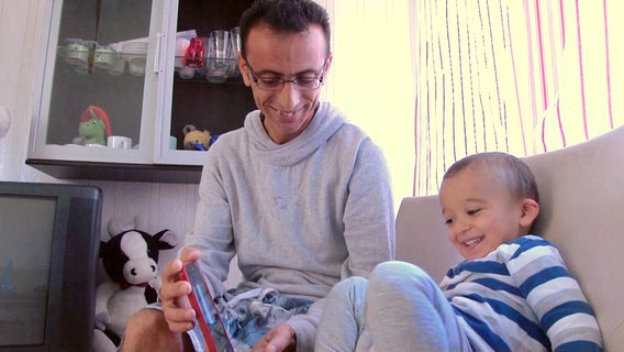 Zinar Kalash spielt mit seinem Sohn. © NDR 