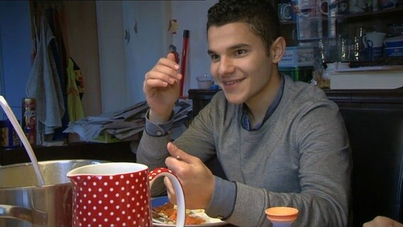 Abdullah Abd sitzt an einem Tisch. © NDR 